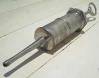 Syringe in tin with leaf ornament, usedFloby Överskottslager
