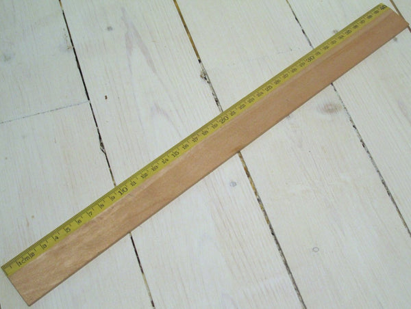 Linjal i trä med gul skala 40cm-Floby Överskottslager