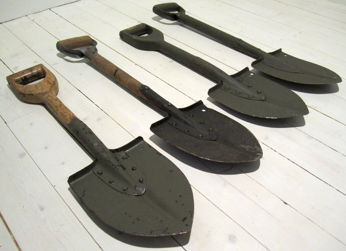 Spade/infanterispade med skaft helt i trä, använd - Floby Överskottslager